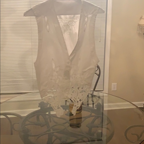 White VEST BEAUTIFUL ON SIZE MEDIUM👠 - Picture 3 of 4